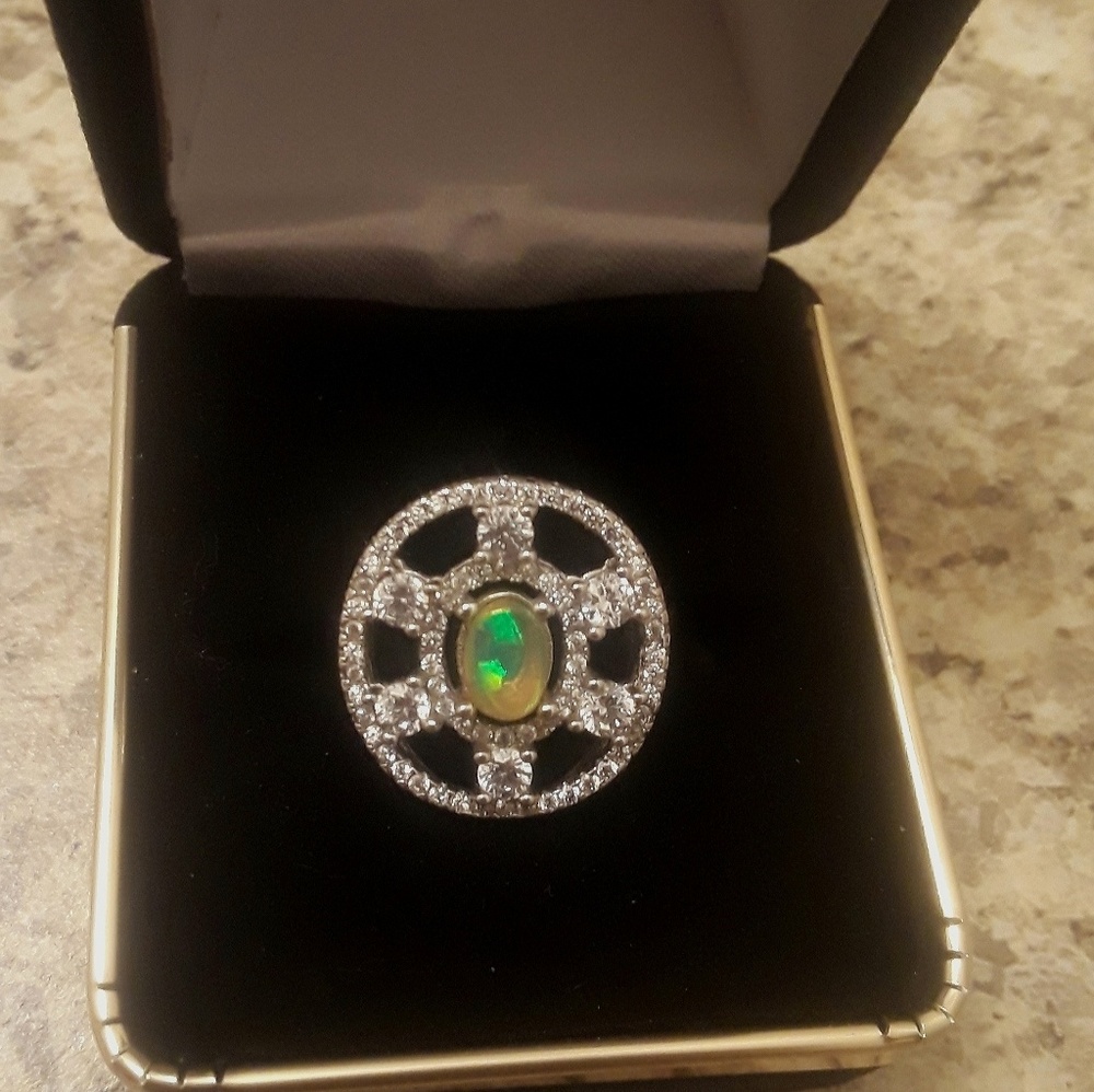 Flashy 1.5ct light brown Welo Opal+W.sapp 925 ring
